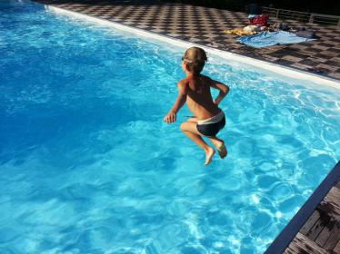 pool-summer-child-dip-1227098