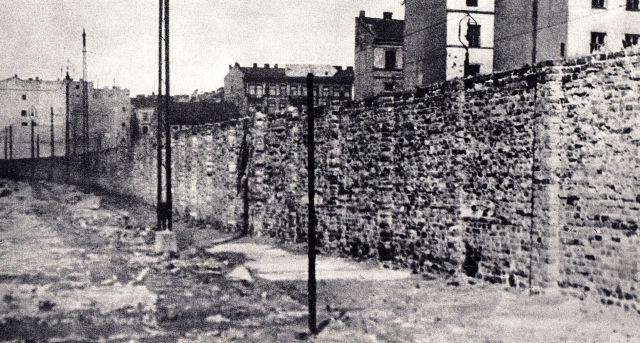 Ghetto_Wall_Warsaw_Ghetto_010