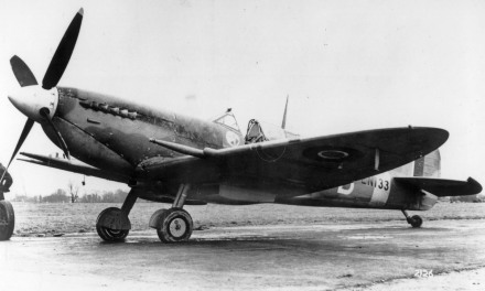 Spitfire_Mk_IX_EN133_FY-B_611_42-43
