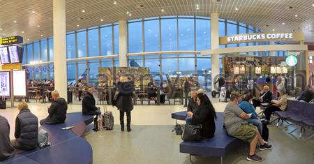 manchester-airport-terminal-one-waiting-and-retail-areaengland-uk-hdm1j3.jpg