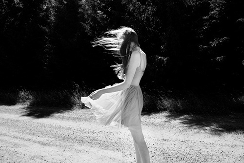 black-and-white-dress-girl-wind-favim-com-184635