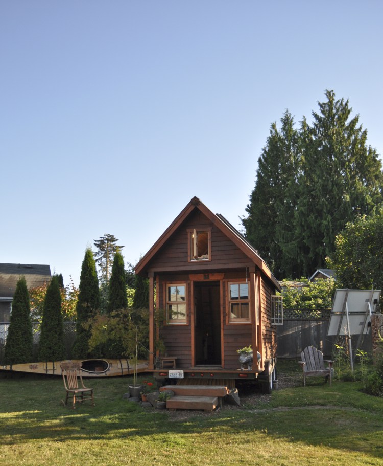 Tiny_house_in_yard,_Portland