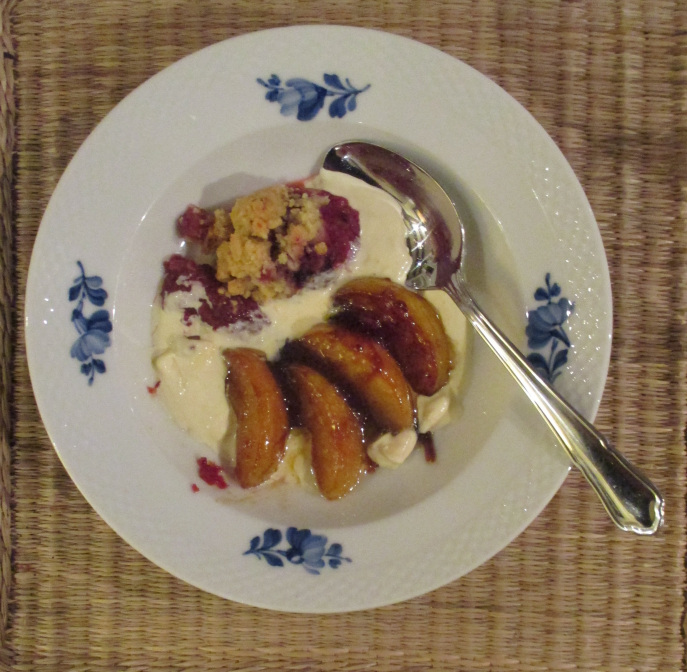 blackberry-crumble-with-pan-fried-caramelised-apples-and-cream