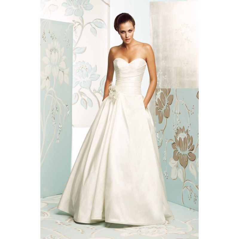 Graceful Strapless Sweetheart Neckline Taffeta Wedding Dress 0